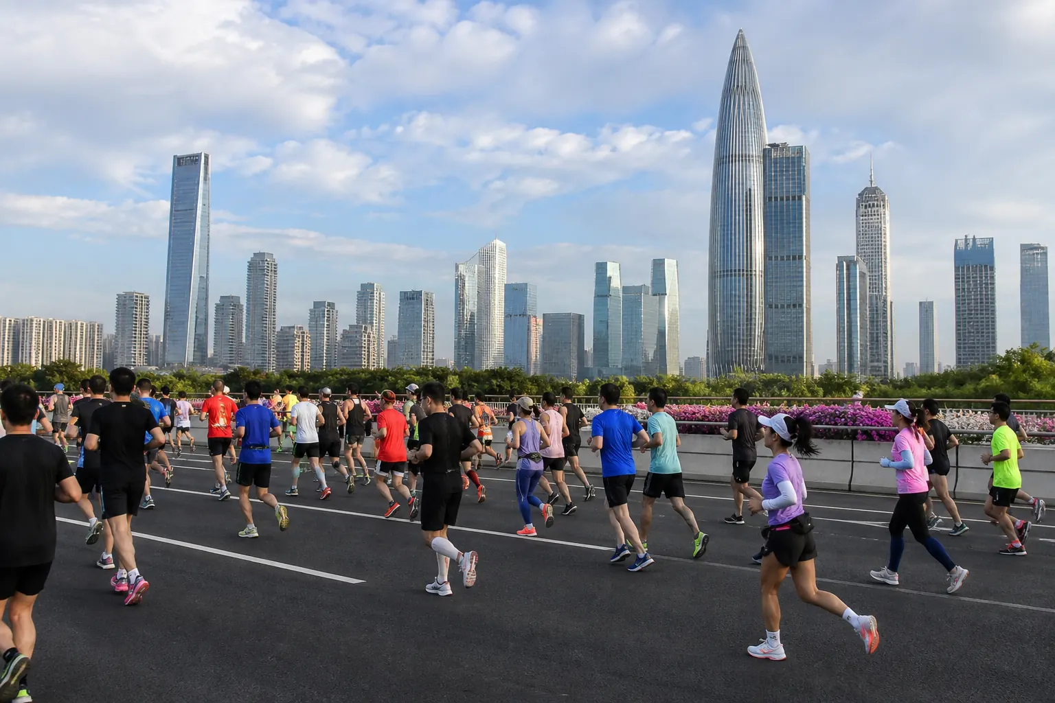 Illustration éditoriale ; elle ne documente pas cette édition ni le lieu exact. Shenzhen Nanshan Half Marathon à Shenzhen